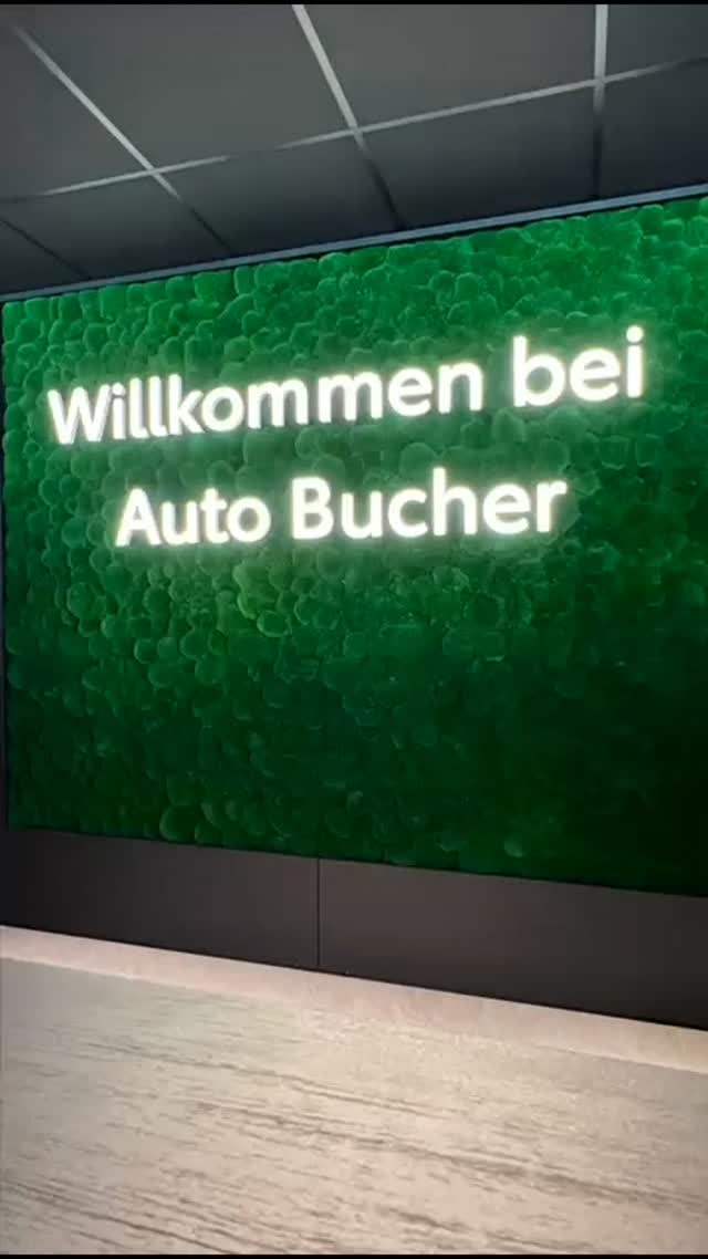 Baustellenupdate Nr. 19 – Die Provisorium-Container ziehen weiter 🚛
Was lange da war, darf jetzt gehen: Die Bürocontainer haben ihre Mission während unseres Provisoriums erfüllt und werden abtransportiert. Der Umbau bei der Auto Bucher AG ist abgeschlossen – und jetzt beginnt der schönste Teil: einräumen, vorbereiten und die neuen Räume mit Leben füllen.
Denn schon bald ist es so weit: An der Auto Nidwalden vom 28. und 29. März 2026 dürfen Besucherinnen und Besucher die neuen Räumlichkeiten entdecken.
Dass die Auto Bucher AG auf dem richtigen Weg ist, zeigt auch eine besondere Auszeichnung:
1. Rang in der Kundenzufriedenheit von Toyota Schweiz.
Ein grosses Dankeschön an das ganze Team, das mit viel Engagement daran arbeitet, jeden Tag ein positives Kundenerlebnis zu schaffen.
Jetzt heisst es: ankommen, einrichten – und sich gemeinsam auf die Eröffnung freuen.
Wir sehen uns an der Auto Nidwalden!
#buochs #toyotaschweiz #autobucherbuochs #AutoNidwalden #nidwalden