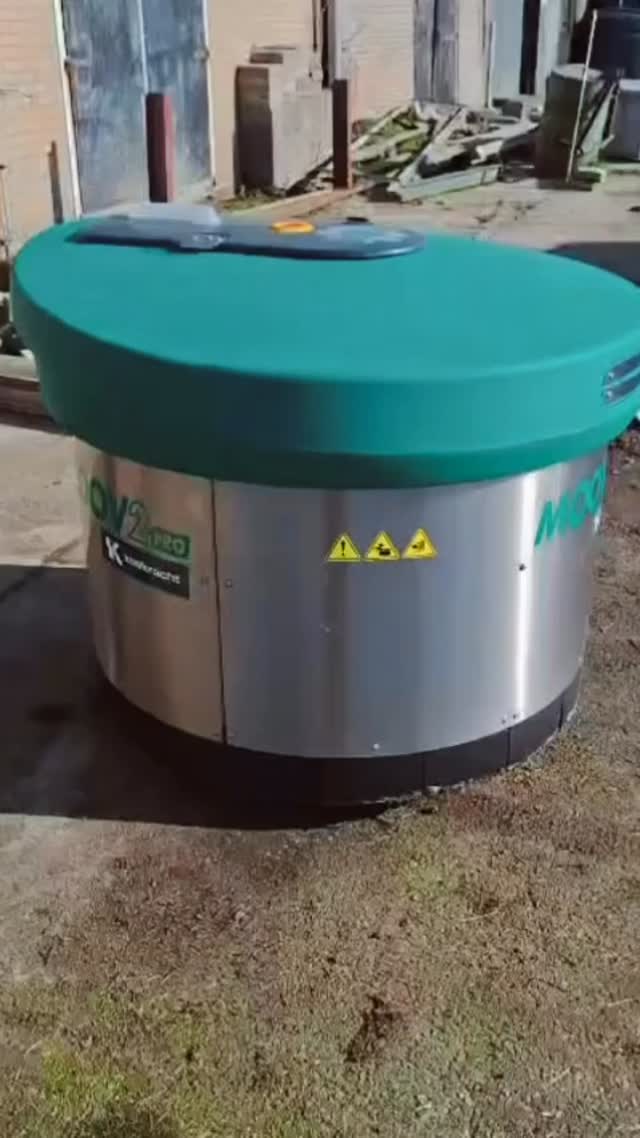 Afgeleverd in Bolsward!
Deze JOZ Moov2Pro hebben we mogen afleveren in Bolsward. De robot schuift automatisch beide voergangen aan. In het filmpje is ook te zien dat de deuren automatisch open gaan wanneer de robot eraan komt, zodat hij beide voergangen probleemloos kan bereiken.
Zo blijft het voer continu netjes aangeschoven en hebben de koeien altijd toegang tot vers voer. Een mooie stap richting meer gemak en efficiëntie in de stal! 🐄💪
👉 Benieuwd wat de JOZ Moov2Pro voor jouw stal kan betekenen?
Kom langs tijdens onze open dagen vrijdag en zaterdag (20&21 maart) en profiteer van een gratis Sonos Move t.w.v. €492,- bij aanschaf!
#Stalkracht #JOZ #Moov2Pro #Voeraanschuifrobot #Melkveehouderij