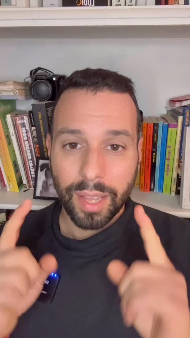 Non tutti i cani hanno bisogno di socializzare con tutti.
E soprattutto non tutti i cani ne hanno voglia.
Ogni cane ha il suo carattere, le sue preferenze e i suoi tempi. Forzare la socializzazione solo perché “i cani devono stare insieme” può creare stress, conflitti e disagio.
La socializzazione non significa mettere tanti cani nello stesso spazio e sperare che vada bene.
Significa leggere i segnali, rispettare le distanze e creare incontri adeguati.
Quando si parla di socializzazione guidata, è fondamentale la presenza di una persona competente che sappia osservare le dinamiche, intervenire se necessario e tutelare il benessere di tutti i cani coinvolti.
A volte la scelta più rispettosa per un cane è semplicemente non socializzare.
E va bene così.
#cinofilia #educazionecanina #comportamentocanino #relazioneuomocane #cinofiliaresponsabile