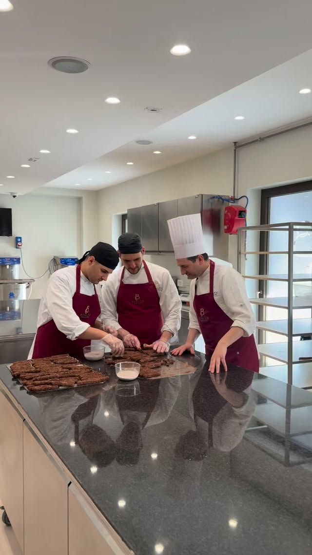 Quest’anno in laboratorio abbiamo un ospite d’eccezione, direttamente da Cuba 🌴
Il nostro sigaro non si fuma.. si assapora: crema montata al cioccolato fondente 68%, con delicate note di agrumi, caffè e cacao.
Ti aspettiamo per la festa del Papà 💛
#pasticceriabenito #sigaridicioccolato