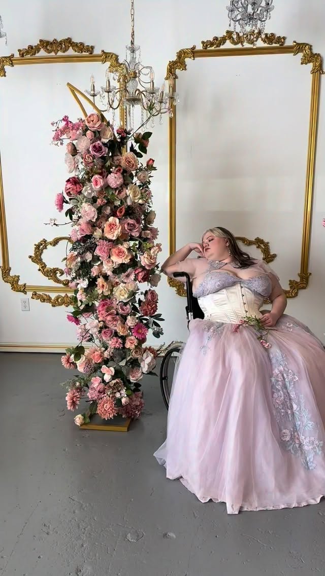 YOU are the main character and exude ✨Main Character Energy✨
@adorkablemecosplay brought all the energy to the Volume 7 Cover Shoot
Florals: @lakeworthflorist
#booksta #booktok #romantasy #romantasyillustrated #maincharacterenergy