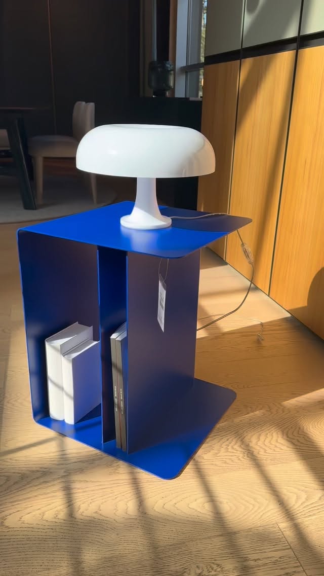 Beistelltisch gefällig? 😍 Egal ob neben dem Sofa oder Bett, quer oder hochkant - das BEND von @moellerdesign.de hat für jedes deiner Bedürfnisse eine Funktion! 🤗✨
#beistelltisch #wohnzimmer #livingroom #livingroomideas #interiorberlin