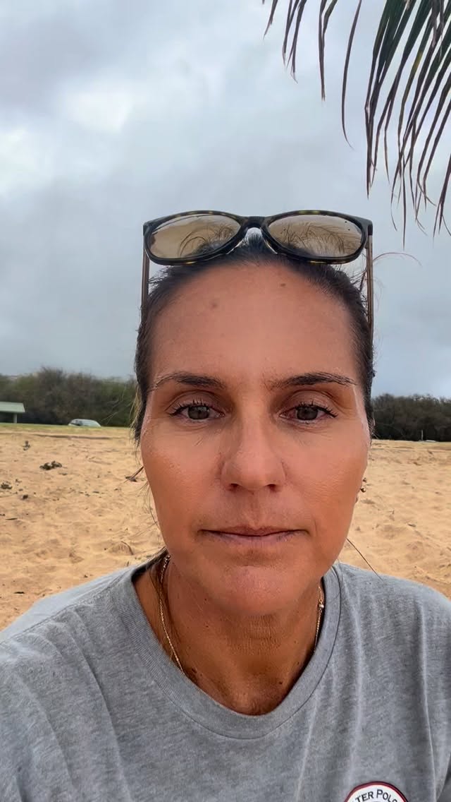 Sandy Beach after the storm… A little surf report mixed with water safety! 👌🏽
Many people may ask “Is it safe yet?”
Short answer: it clears faster — but not instantly.
Because Sandy Beach Park sits on an open, heavy shorebreak shoreline, the ocean flushes out runoff quicker than most beaches on Oahu.
Sounds good… but here’s the catch 🤔
⏳ Even when the water looks clean, bacteria can still be hanging around.
Here are some general rules:
• Wait at least 48 hours or longer after heavy rain
• Don’t go in if you see: brown or murky water, foam or debris or runoff pouring into the ocean
Fast-clearing doesn’t mean instantly safe. Enter at your own risk. Me and my son went in today but we scrubbing good in the shower when we get home! 🧼🚿
#SandyBeach #Oahu #HawaiiBeaches #saferbeachesdowndaroad #OceanAwareness 808 BeachDays StaySafe