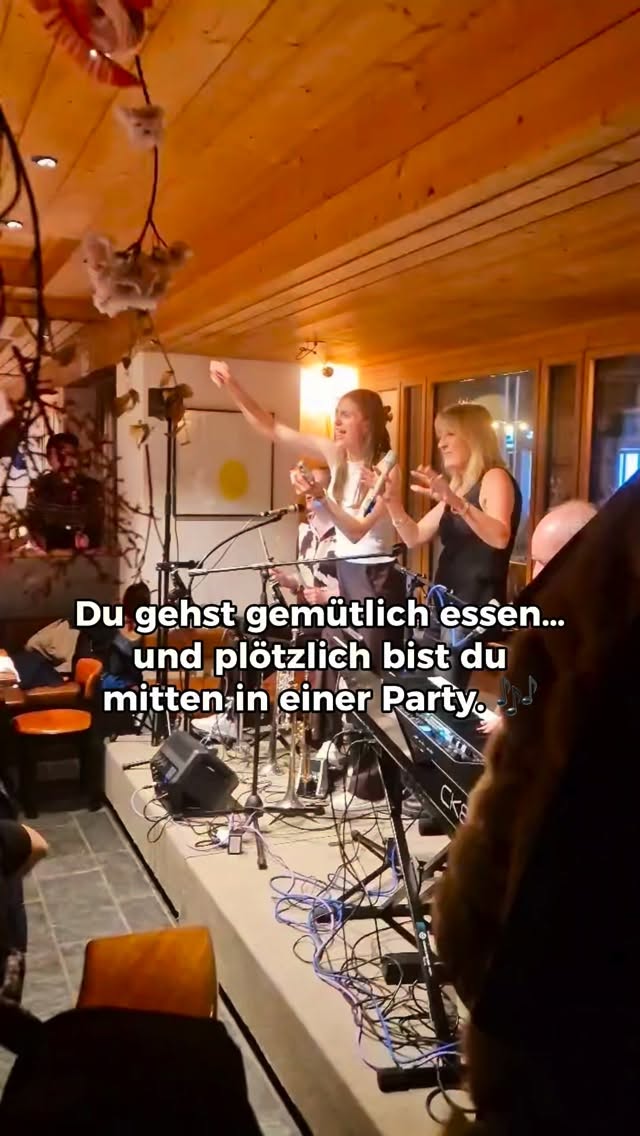 Du gehst gemütlich essen…
und plötzlich bist du mitten in einer Party. 🎶
Genau so ist es gestern im Restaurant Hauser passiert.
Eigentlich ein ganz normaler Abend…
und dann wird plötzlich gesungen, geklatscht und gefeiert.
Solche Musikmomente sind einfach die schönsten. ❤️
Wie immer: live, spontan und einfach mit dem Handy aufgenommen.
#steidletrio
#livemusik
#stmoritz
#engadin
#musikmomente