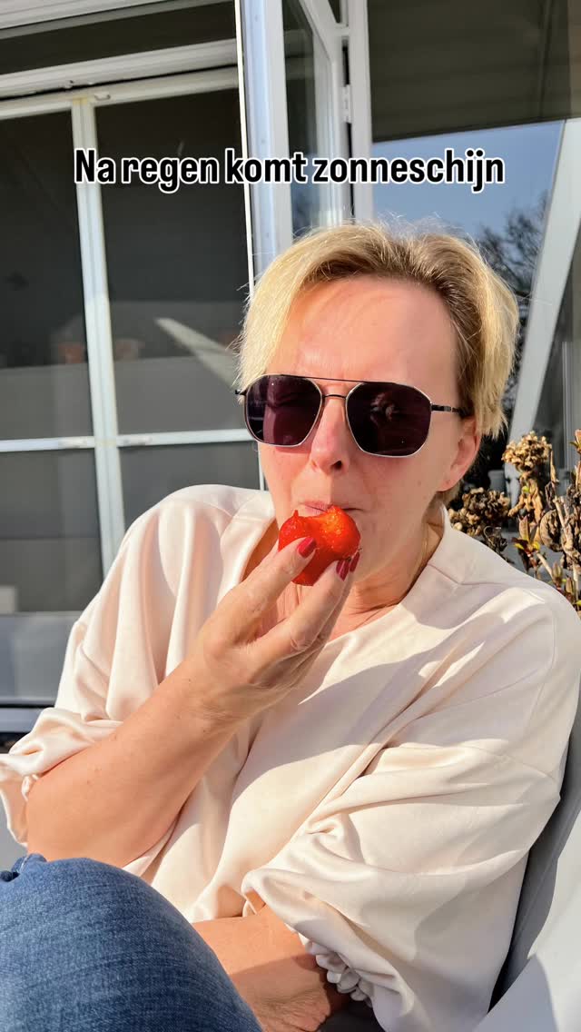 Na regen komt…☀️
Na een paar regendagen voelt zon altijd extra goed.
En eigenlijk werkt gezond leven net zo.
Er zijn periodes waarin het minder goed lukt.
Waarin je terugvalt in oude gewoontes.
Maar dat betekent echt niet dat alles mislukt is.
Net als na regen, komt er steeds weer een nieuw moment om te starten.
Voelt dit als jouw moment?
Maar kan je wel wat hulp gebruiken?
Zodat je:
**gezond eten kan volhouden**
**emotie-eten kan stoppen**
en uiteindelijk blijvend gewicht kan verliezen?
zonder jojo-effect.
Wil je eens bespreken wat voor jou mogelijk is?
Stuur mij gewoon **ZON** in een berichtje ☀️
Dan kijken we samen of mijn **voeding en mindset coaching** bij jou past
Liefs, Elly 💋