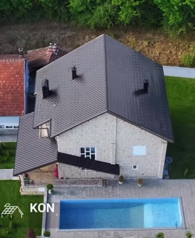 MLADOST Kontinent PRO 10 – Black Hybrid 🖤
Moderne keramische dakpan met een krachtige uitstraling en hybride afwerking.
Perfect voor nieuwbouw en renovatieprojecten.
✔ Strak design
✔ Duurzame keramiek
✔ Betrouwbare kwaliteit
📦 Levering in België via VarideStore
📩 Vraag een offerte aan.
🔖 Hashtags
#keramischedakpannen
#dakrenovatie
#nieuwbouw
#duurzaambouwen
#varidestore