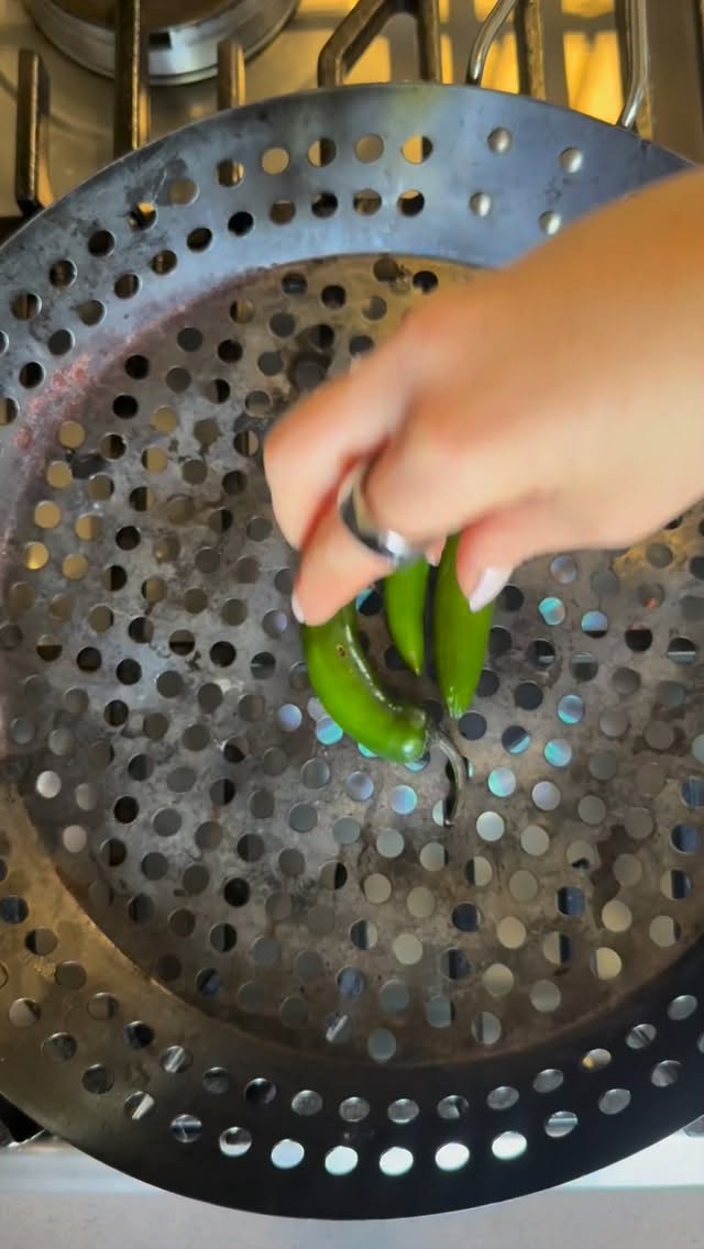 Botanita que nunca falla!
Prepárala pronto…
Primero la salsa tatemada:
1/4 de cebolla
2 chiles serranos
Jugo de 3 limones
3 cucharadas de aceite de oliva
1 cdita de sal
Tatema la cebolla y chiles y licua con el resto de los ingredientes
La carne que usé fue filete de res
Le puse sal y pimienta por ambos lados
Selle a la máxima temperatura por ambos lados dejando el centro crudo
Luego rebano en rebanadas más delgadas y vuelvo a asar
Sirvo tostadas con salsa tatemada, la carne asada y aguacate!
Que delicia!!