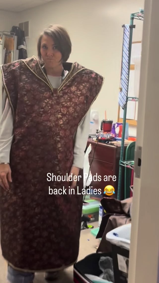 When the costume designer at @lexington_youth_theatre needs a test model for Jafar’s costume. Yes please ✌️
Should we bring back shoulder pads??? 🤷🏻♀️😂