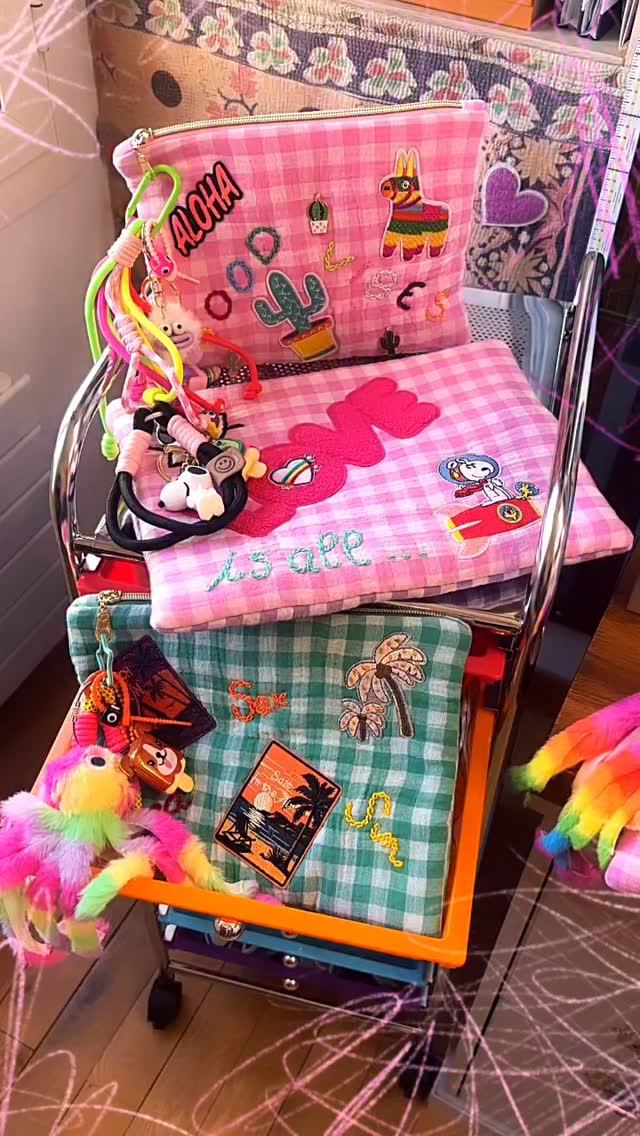 Série de pochettes Mad Trop terminée.😋
Pochettes brodées, breloques et patchs cousus.
Pochette en gaze de coton.
Doublure en Bandana 100% coton.
Dragonne et pampilles divers.
Chaque pièce unique.
#madeinfrance #nice #smiley #snoopy #kitty