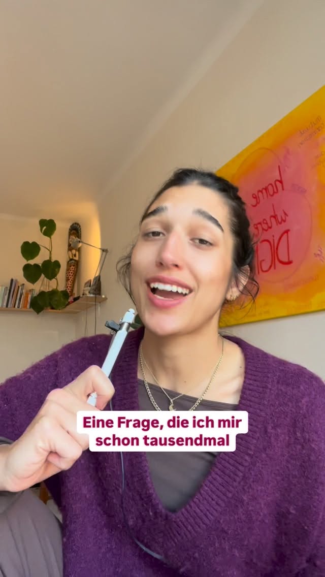 Du weißt, dass es dir nicht gut tut. Und trotzdem hängst du drin (es fühlt sich im wahrsten Sinne des Wortes so an!)
Du merkst, dass dich diese Beziehung mehr verunsichert als stärkt.
Dass du dich mehr anpasst als zeigst.
Mehr hältst als eigentlich deins ist.
Und dennoch unternimmst du nicht die notwenigen Schritte, um etwas daran zu klären.
Weil sich das was du erlebst, nach der Verbundenheit anfühlt, die du kennst.
Aber in Wirklichkeit ist es Attachment.
Du bist emotional gebunden - aber nicht mehr frei.
Du orientierst dich mehr daran,
wie es dem anderen geht,
als daran, was für dich stimmt.
Und genau da verlierst du Handlungsspielraum.
Attachment per se ist nichts negatives oder schlechtes und zu einem gewissen Maß gesund für Beziehungen.
Aber ohne Bewusstsein wird daraus Abhängigkeit.
Und dann hast du nicht mehr das Gefühl,
wählen zu können, wie du in Kontakt bist.
(Der Punkt ist definitiv nicht, weniger zu fühlen.
Sondern zu merken, WANN du beginnst, dich selbst zu verlassen und DASS es andere Möglichkeiten gibt,
in Beziehung zu sein!)
xx,
Aurora
P.S.: Wenn das etwas in dir berührt, weißt du, warum ich gerade an etwas Neuem arbeite. Stay tuned 🔥