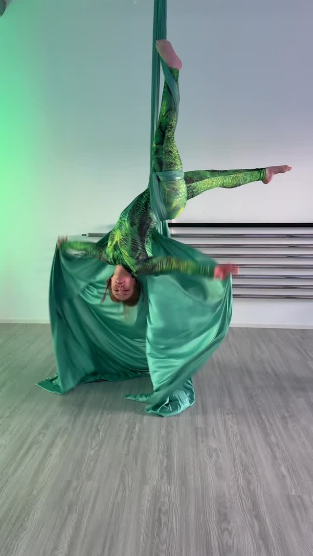 Tenk deg en treningsform hvor du ikke fokuserer på hvordan kroppen ser ut…
men på hva den faktisk får til ✨
Silks er:
💫 Leken trening
💪 Mestring og styrke
🎭 Kreativ utfoldelse
🤍 Et fellesskap som heier på deg
Her henger vi, ler, utfordrer oss selv – og oppdager at vi er sterkere enn vi trodde.
Du trenger ikke være sterk eller myk fra før.
Du trenger bare å være nysgjerrig.
🚀 Nye kurs starter nå:
Voksne: 18.03 kl 19:50
Teenz: 19.03 kl 17:15
👉 Send oss DM for å booke prøvetime eller book din plass på kurset og bli med fra start - link i bio.