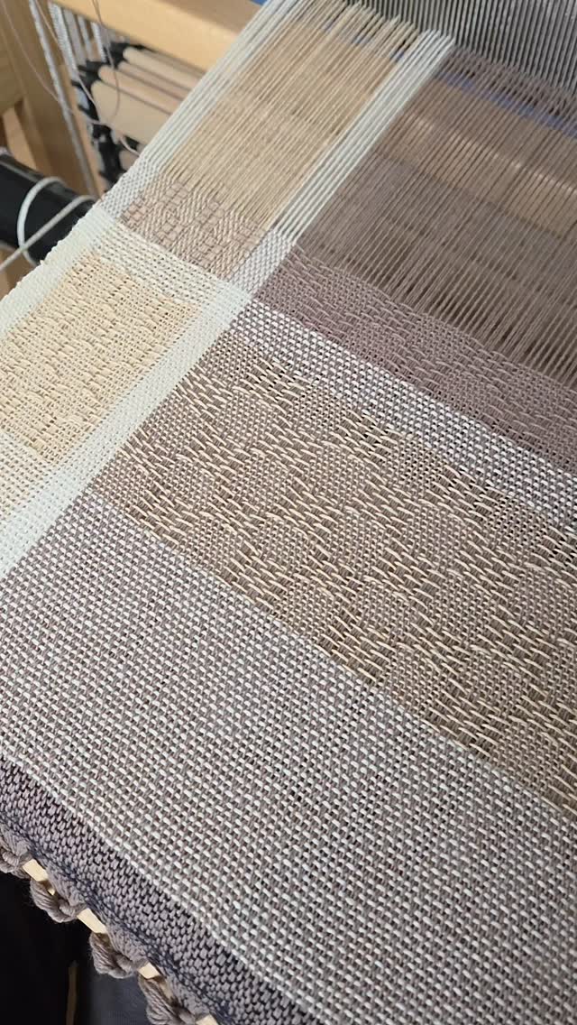 Sometimes beige rocks! M's and O's in progress!
https://sunrisehandwovens.etsy.com/listing/4475184250
#sunriselodgefiberstudio #weaversofinstagram #weaving #handweaving #handwoventowels
