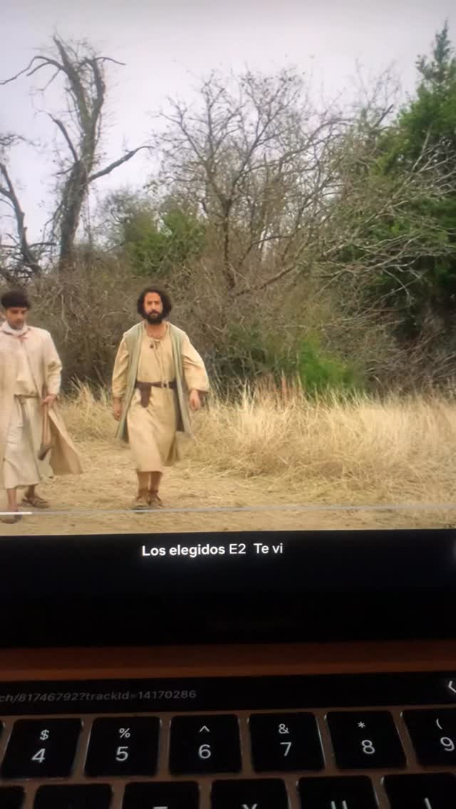 Cuando decidimos cambiar de piel, explorar nuevas experiencias, dejar atrás vínculos, conversaciones, hábitos..en otras palabras: una vida predecible que ya conocemos de sobra…
Aparecerán los juicios, los miedos y las proyecciones de algunas personas, muy queridas o simplemente afines a la frecuencia que estás dejando.
No es porque te odien. Simplemente eras funcional a lo que ellos necesitaban o están apegados a esa identidad que ya te queda chica.
🙌🏼 Elegite siempre. Porque es mejor arrepentirse que quedarte con el miedo.
La vida es AHORA. Está en lo que pulsa dentro de tu corazón y elegís mirar con buenos ojos.
El otro, solo es tu propio miedo proyectado que elige el pasado como algo seguro. Elige seguir dormido.
Con Método REPRO entrenás los planos mental, emocional, somático y sistémico para que el coraje sea tu espacio seguro.
🏆 Este es el premio mayor: Cuando tu vida se eleva, encontrás personas que te ven íntegro y te aman por lo que sos, no por las etiquetas que muchas veces confundiste con identidad.
Es hora de despertar.
Fragmento de la serie The Chosen❤️