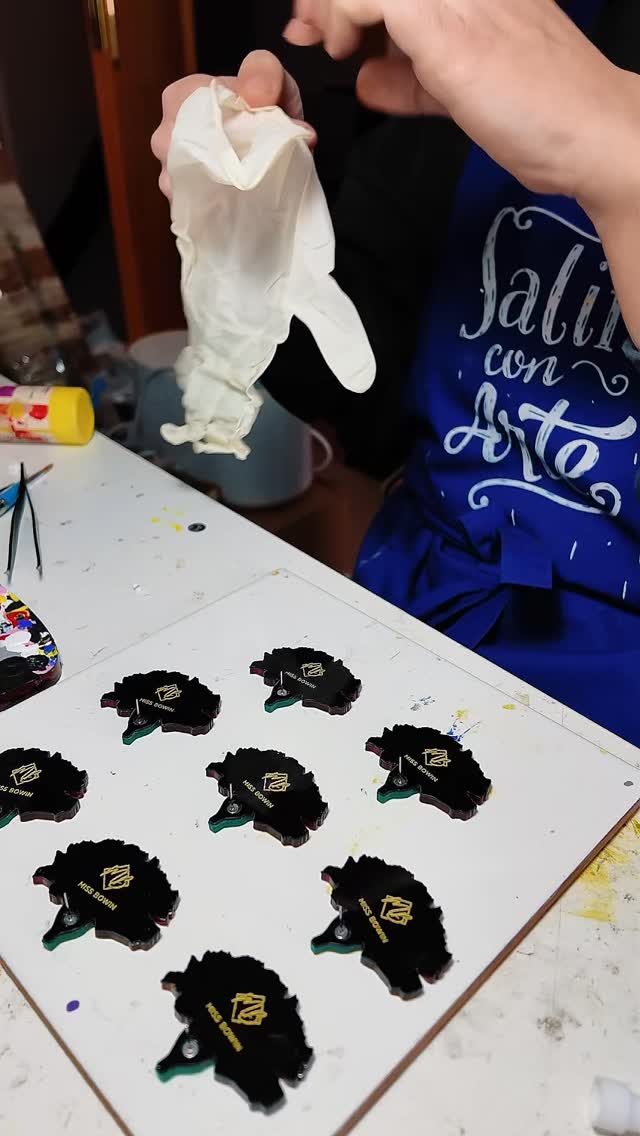 A veces grabo pequeños procesos y creo que este es interesante.
He ido aprendiendo con el paso del tiempo sobre los enganches, y aún sigo mejorándolos.
Todo lo hago yo sola y algunas veces meto la pata. Pero cada día mejoro algo para que vuestra experiencia sea la mejor del mundo.
Gracias por seguir aquí.