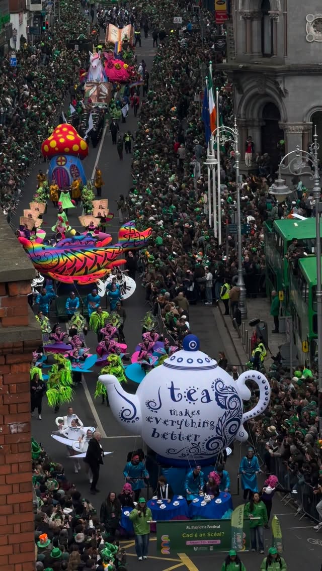 Dame Street looking like a dream ☘️
@stpatricksfestival
#StPatricksFest #Dublin #TempleBar