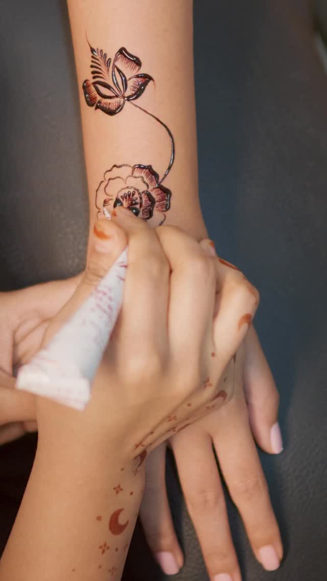 Henna is the beauty of Eid celebrations. ✨
Celebrate Eid with elegant henna designs in the comfort of your home.
Book your Eid henna home service now — message us.
—
الحناء من أجمل تفاصيل العيد. ✨
احتفلي بالعيد بنقوش حناء أنيقة في راحة منزلك.
احجزي خدمة حناء العيد للمنزل الآن — راسلينا.
#GrandFlora #EidHenna #HennaDubai #DubaiHenna #EidBeauty HomeServiceDubai HennaDesign