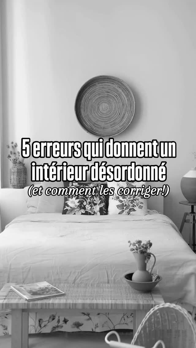 Parfois, ce n’est pas une question de surface.
Quelques détails suffisent pour donner une impression de désordre.
❌ Voici les erreurs que je vois le plus souvent 👇
1️⃣ Trop d’objets visibles
Quand tout est exposé, l’œil ne sait plus où se poser. La pièce paraît vite encombrée.
✨ Solution : garde seulement quelques objets qui comptent vraiment et utilise des rangements fermés pour le reste.
2️⃣ Pas de zones définies
Quand les fonctions se mélangent (travail, repas, détente), l’espace semble confus.
✨ Solution : crée des zones claires avec un tapis, un meuble ou simplement une disposition différente.
3️⃣ Des meubles mal placés
Si la circulation n’est pas fluide, la pièce paraît rapidement chargée.
✨ Solution : laisse des passages naturels et évite d’accumuler les meubles au même endroit.
4️⃣ Trop de styles mélangés
Accumuler des objets de styles très différents peut casser l’harmonie.
✨ Solution : choisis un fil conducteur (couleurs, matières ou ambiance) pour créer de la cohérence.
5️⃣ Aucun rangement discret
Quand tout reste visible, le moindre objet crée une sensation de désordre.
✨ Solution : privilégie les meubles avec rangements intégrés ou des solutions simples pour cacher ce qui n’a pas besoin d’être vu.
Si tu as l’impression que ton intérieur manque de clarté ou d’harmonie, un regard extérieur peut vraiment tout changer.
Avec mon offre Impulsion, je t’aide à analyser ton espace et je te donne un plan d’action clair pour l’améliorer rapidement.
👉 Commente “IMPULSION” et je t’explique comment ça fonctionne ✨
.
.
.
#décorationintérieure #conseildéco #optimisation #amenagement #agencement