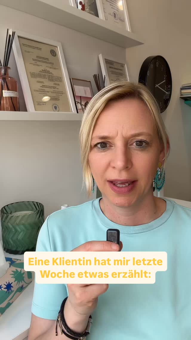 „Bin ich eine schlechte Mama?“
Das ist nicht der lauteste Gedanke.
Aber einer der schmerzhaftesten.
Viele Frauen zweifeln nicht nur im Außen.
Sondern genau in den Momenten,
in denen sie emotional sind.
Wenn sie überfordert sind.
Wenn sie reagieren.
Wenn sie an ihre Grenzen kommen.
Und danach machen sie sich selbst noch mehr fertig.
Nicht wegen ihrem Kind.
Sondern wegen dem, was in ihnen passiert.
Genau da entsteht der eigentliche Schmerz.
Und genau da setzen wir an.
Nicht beim Verhalten.
Sondern bei deiner inneren Stabilität.
Damit du dich nicht mehr verlierst –
auch wenn es emotional wird.
Wenn du dich darin wiedererkennst:
💬 Schreib mir „STABIL“ oder
🔗 bewirb dich direkt- Link in Bio
#selbstwert #innerestabilität #innereskind #grenzensetzen #selbstliebe