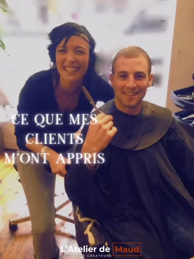 CE QUE MES CLIENTES M’ONT APPRIS EN 17 ANS
(et que l’école ne m’a jamais dit) 💛
L’école m’a appris à couper, colorer, coiffer.
Mes clientes m’ont appris le reste.
Elles m’ont appris que :
• Écouter c’est 50% du métier
Pas juste écouter « je veux un carré ».
Écouter ce qu’elle ne dit pas.
La fatigue. Le doute. Le besoin de se sentir belle.
• Chaque tête raconte une histoire
Le divorce qui fait tout couper.
La promotion qui donne envie de changement.
La maladie qui fait perdre les cheveux.
Rien n’est « juste une coupe ».
• La bienveillance change tout
Parfois elle arrive stressée, fatiguée, triste.
Elle repart plus légère.
Pas juste parce que ses cheveux sont beaux.
Parce qu’elle s’est sentie écoutée.
• On ne vend pas des coupes
On offre des moments.
Des pauses. Des confidences.
Des fous rires. Des silences confortables.
• Ce métier c’est un échange
Je ne suis pas QUE celle qui coiffe.
Elles ne sont pas QUE des clientes.
On se nourrit les unes des autres.
17 ans que vous m’apprenez l’humilité,
la patience, l’empathie, la force.
Merci d’être vous 💛
💬 Et toi, raconte :
qu’est-ce que TON coiffeur t’a appris
(au-delà de la coupe) ?
métier passion coiffure relation coiffeur client apprentissage L’Atelier de Maud Toulouse 17 ans écoute bienveillance