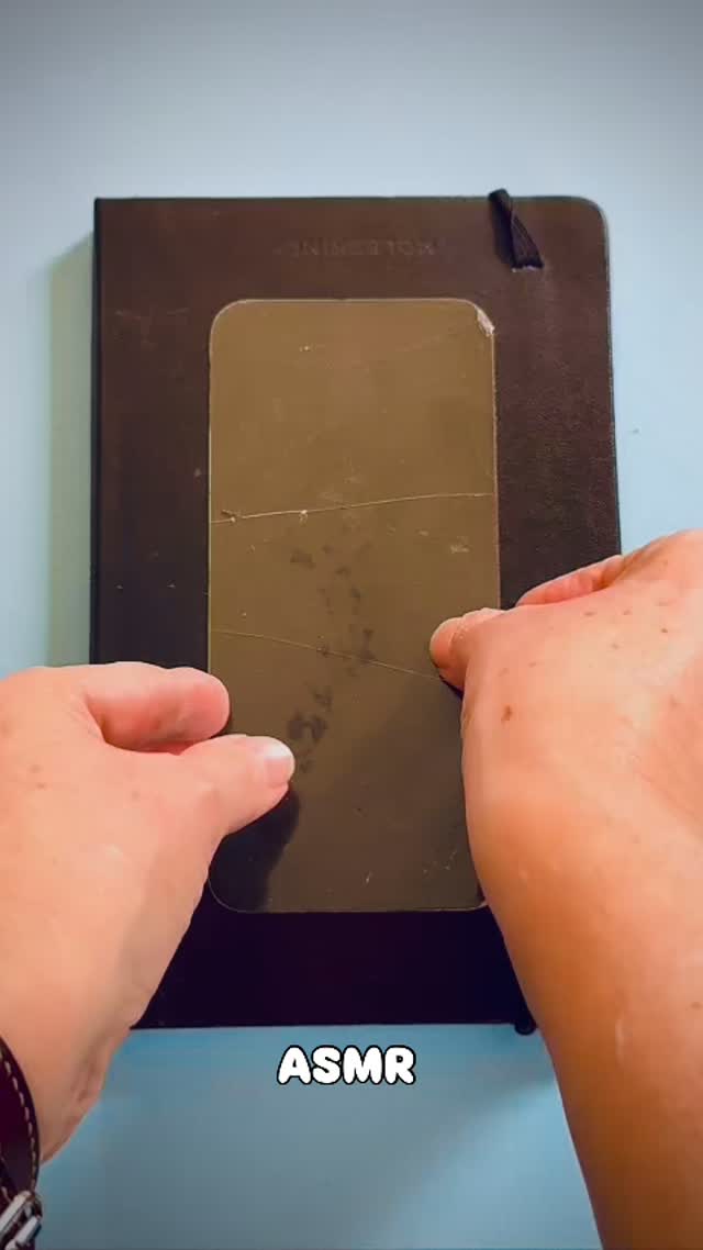 Ooooh I love it when it’s time to change my phones screen protector!! I’m so happy 😀 #littlethingsinlife #asmrcrunchy #oddlysatisfyingvideos #asmrsoundspleasure #crunchyasmr