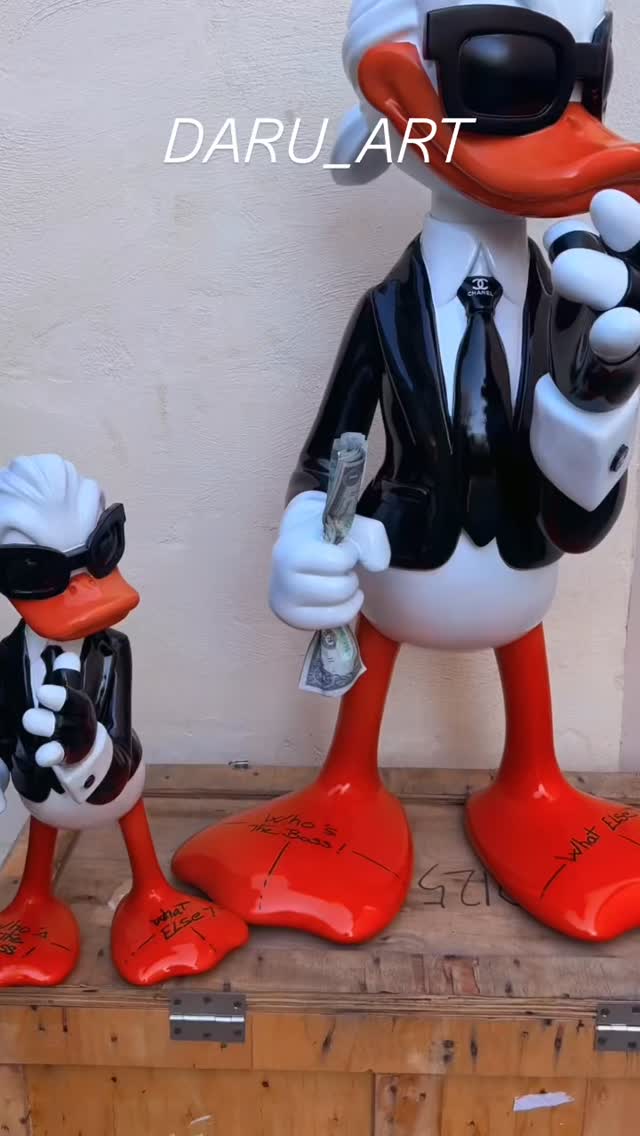 Œuvres uniques et originales de conception DARU @daru.art_ et réalisation @lemarquis.art #sculpture #art #luxe #karllagerfeld #donaldduck