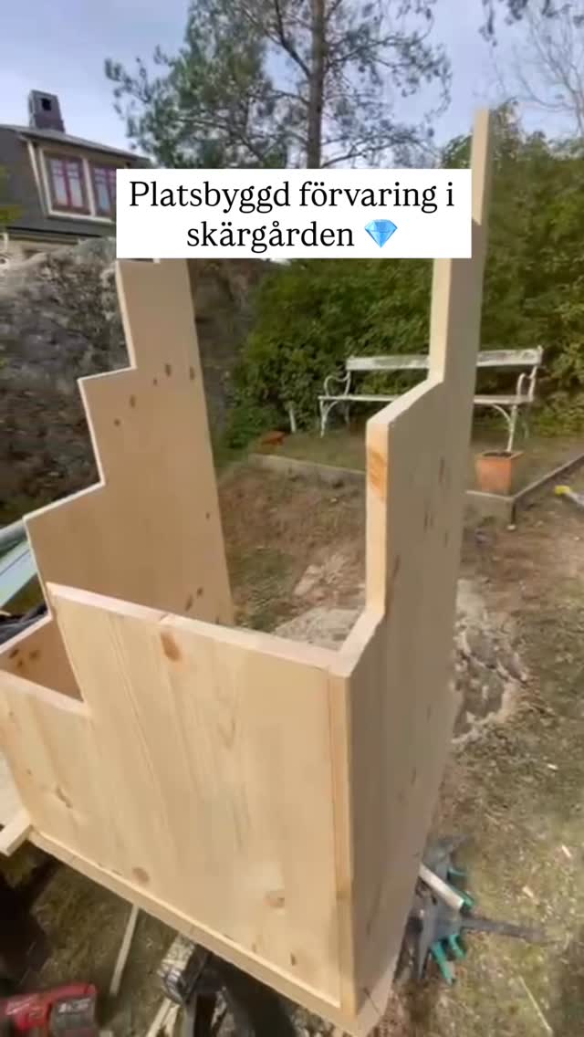 I ett underbart sekelskifteshus på en ö utanför Waxholm, platsbyggde vi in förvaringshyllor under en trappa 🌊💎☀️
Med platsbyggda lösningar får du maximal funktion, stil och kvalitet – helt anpassat efter dina behov, ditt hem och din budget✨
Vill du veta mer om vad vi kan platsbygga i ditt hem?
📞 08-541 350 71�📧 info@wolfbuilder.se
Vi bygger framtidens hem - från idé till färdigt resultat 🏠
Videos Wolfbuilder AB @antecimex @linkansenior64
Följ oss för mer inspiration och information om byggprocessen!