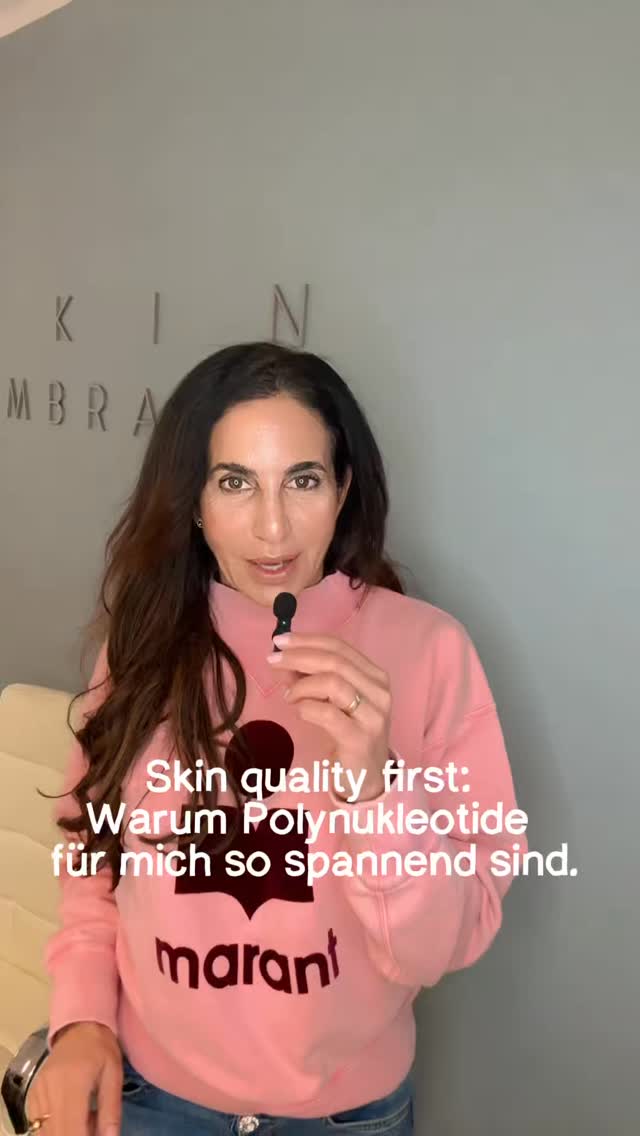 Polynukleotide gehören für mich zu den spannendsten Bausteinen moderner Hautregeneration.
Warum?
Weil sie nicht einfach „auffüllen“, sondern die Hautqualität von innen heraus unterstützen.
Sie können helfen, die Hautregeneration zu fördern, die Hydration zu verbessern und das Gewebe insgesamt frischer, ruhiger und widerstandsfähiger wirken zu lassen.
Besonders spannend finde ich sie bei feinen Linien, trockener Haut, empfindlichen Arealen, Narben oder auch im Bereich der Augen.
Für mich sind Polynukleotide keine klassische Volumenbehandlung, sondern vielmehr ein Biostimulationskonzept — ideal auch in Kombination mit anderen Verfahren, wenn es um echte Hautqualität geht.
Wer Haut nicht nur auffrischen, sondern nachhaltig verbessern möchte, sollte sich dieses Konzept genauer anschauen.
#polynukleotide #biostimulation #skinquality #hautregeneration #aestheticmedicine