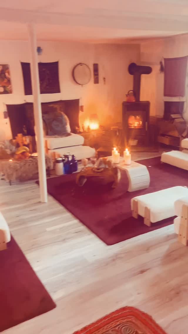 Im Namen von Yaya,
dem Schöpfer allen Lebens
Yaya, Quelle aller Kraft und allen Seins,
in Demut wenden wir uns an dich
und bitten um diesen heiligen Raum in deinem Namen.
Alle Kraft kommt von dir allein.
🤍
Im Jaguar-Bewusstsein geht es nicht darum, gefürchtet zu sein, obwohl Fremdenergien enthüllt werden. Es geht nicht um Dominanz, Manipulation oder geheimnisvolle Fähigkeiten, sondern um Demut, Liebe und Fürsorge.
Im Jaguar-Bewusstsein erkennen wir uns als Erdenhüter – als Verwalter der Schöpfung Yayas. Wir begreifen, dass unsere Aufgabe nicht darin besteht, Macht über andere auszuüben, sondern die Liebe Yayas anzunehmen und Yaya zu dienen.
Nicht Furcht soll von uns ausgehen, sondern Schutz. Nicht Selbstverwandlung, sondern Hingabe an Gottes Wirken.
Der Jaguar ist Zeichen dieser Haltung. Yaya allein ist die Quelle aller wahren Kraft.
Angstlosigkeit bedeutet nicht keine Angst zu fühlen, sondern sich auf Yaya zu verlassen.
#yaya #demut #nächstenliebe #kurs