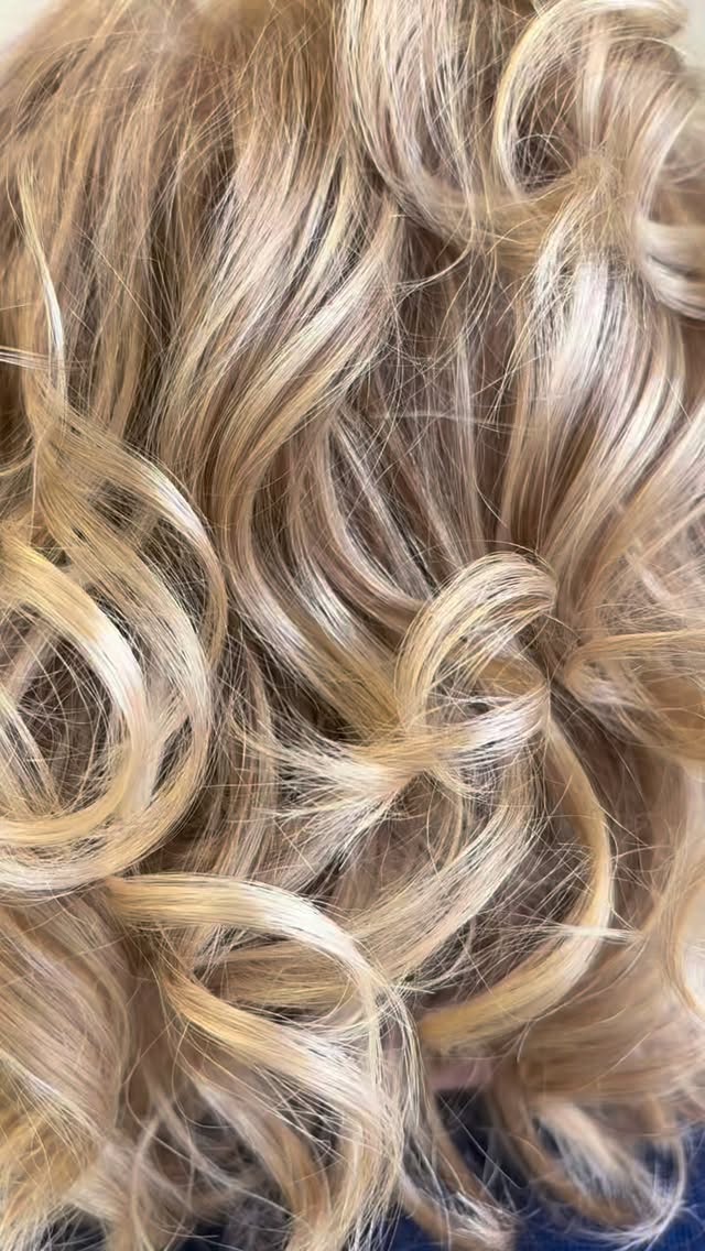 Come ravvivare il tuo biondo senza stressarlo ✨
Le tue mèches sono spente?
Non serve schiarire di nuovo!
Abbiamo scelto una tonalizzazione a pH acido per ricaricare di riflesso e lucentezza il biondo, rispettando la salute del capello.
Il segreto della brillantezza:
🎨 Tonalizzazione Acida: Un bagno di luce che neutralizza i riflessi caldi e sigilla le cuticole, rendendo il colore vibrante come il primo giorno.
🌱 Protocollo Radici: Partiamo dal benessere della cute con il siero rigenerante per una base sana e forte.
💧 Filler Tricovit: Ricostruiamo la fibra capillare dall’interno, dando corpo e struttura alle lunghezze.
✨ Finish Radiante: L’olio illuminante e il siero finale sigillano il trattamento, eliminando il crespo per ricci definiti e setosi.
Un biondo rigenerato non è solo un colore, è una cura profonda. 👱🏼♀️
Vuoi far risplendere le tue mèches?
Ti aspetto in salone! 💌
www.tricovita.it
#biondoluminoso☀️ #parrucchiericastelleone #tricovitaparrucchieri