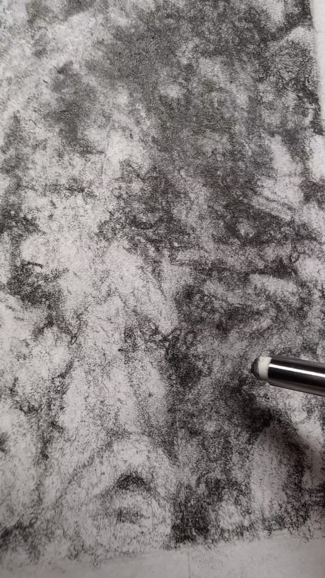 Naja, da hab ich nicht ganz das gewünschte Pensum geschafft, aber das war ja eigentlich ohnehin klar.
Wenn man so vertieft in die Details geht ist es wichtig, den Blick aus der weite nicht zu verlieren. Zumindest geht es mir dann so, dass ich Bereiche, die nicht im Fokus sind zu detailliert und scharf zeichne.
Es lohnt sich also nicht allzusehr ins Bild zu zoomen und auch hin und wieder ein paar Schritte zurückzutreten.
Man lernt nie aus, bin gespannt, was da noch kommt. #hyperrealism #photorealistic #staedtler #cretacolor #myownartology