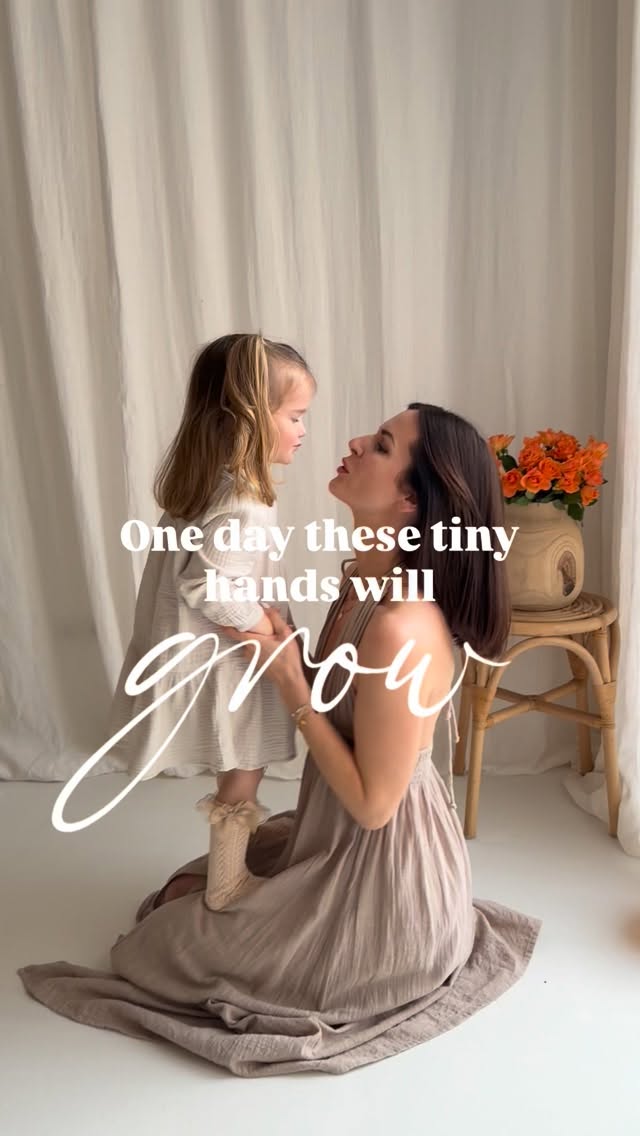 One day these tiny hands will grow.
Manchmal, mitten im Alltag, halte ich kurz inne,
wenn mein kleiner mich so fest umklammert.
Diese kleinen Hände.
Diese Nähe.
Diese ganz leisen Momente zwischen ihm und mir.
Sie fühlen sich so selbstverständlich an,
als würden sie für immer bleiben.
Aber wir alle wissen:
Kinder wachsen.
Schneller, als uns lieb ist.
Und irgendwann passen diese kleinen Hände nicht mehr in unsere.
Genau deshalb liebe ich meine Arbeit so sehr.
Weil ich diese Momente für euch festhalten darf.
Nicht perfekt.
Nicht gestellt.
Sondern genau so, wie sie sind:
voller Liebe, Nähe und Verbindung.
Damit ihr euch auch Jahre später noch erinnern könnt,
wie sich diese Zeit angefühlt hat.
Wenn du Mama bist, weißt du genau, was ich meine. 🤍
Speichere dieses Reel, damit du dich immer wieder daran erinnerst,
wie kostbar diese Zeit ist und folge mir @soulmom.era
Und wenn du eine Mama kennst, die diese Erinnerungen auch einmal festhalten möchte teile das Reel