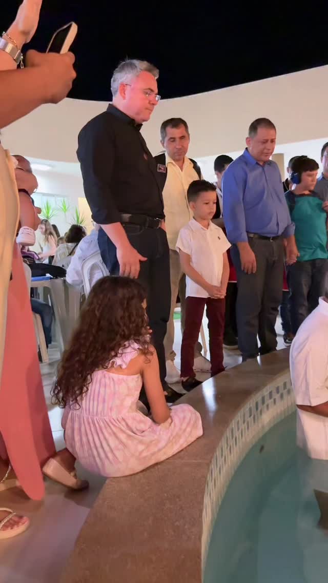 Hoje celebramos uma nova vida em Cristo. ✨
O batismo representa fé, entrega e um novo começo com Jesus.
“Sepultados com Ele no batismo, nele também ressuscitados mediante a fé.” — Colossenses 2:12