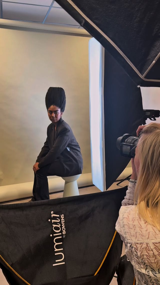 Behind the scenes van onze dames collectie voor de Coiffure Award 2026!
Vandaag zullen we de eerste foto van deze collectie delen. Stay tuned!