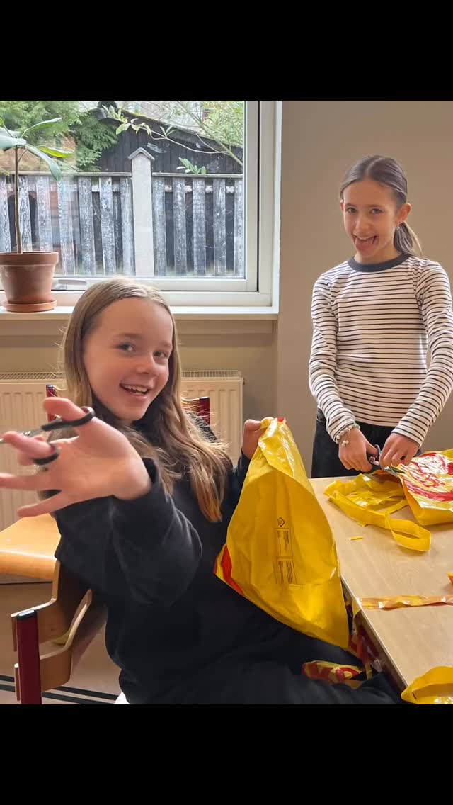 VI HAR LADET OS INSPIRERE af Kenneth Rasmussen og hans helt fantastiske plastikpose-strik-værker - lige nu udstillet på @arkenmuseum ♻️😃
På fagdagen i sidste uge havde 4. og 5. klasse nemlig fokus på de kreative fag, og her tog vi udfordringen op :
Vi klippede, vævede og strikkede vores egne kunstværker af plastikposer 🛍️✂️🧶
Det blev til de fineste ting, som du kan se her i videoen - og spørger du os, er de flotte værker i den grad også egnede til deres helt egen udstilling 👌❤️
Og hvor heldigt er det så, at der snart venter en forårsudstilling her på skolen 😁
Mere om det senere 😉
#kunst #KennethRasmussen #plastikposekunst #HerningFriskole #EtGodtStedAtLæreVæreOgVokse