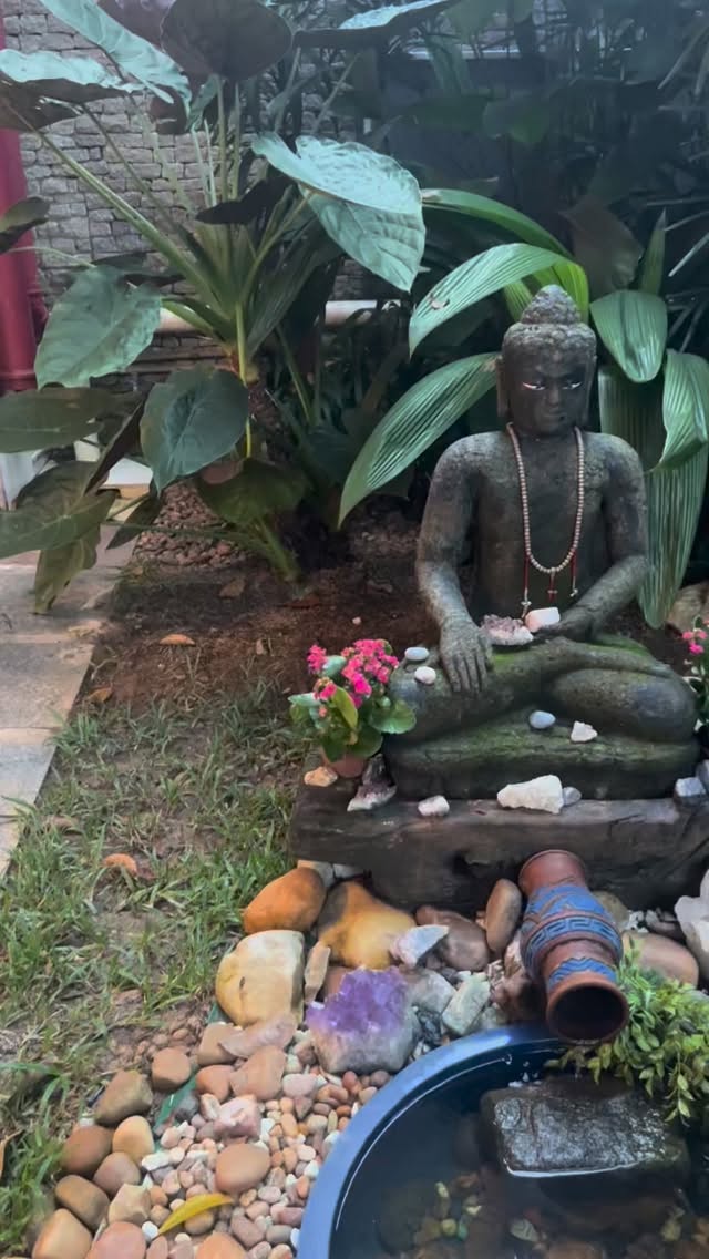 Receber ensinamentos ao vivo do Lama Michel Rinpoche é sempre especial.
A presença de um mestre toca para além das palavras — e o Centro de Dharma é um oásis em São Paulo.
Os ensinamentos trouxeram um convite simples e profundo: cultivar a mente como quem cuida de um jardim. Atenção, intenção e repetição consciente moldam a forma como percebemos e respondemos à vida.
Mais do que conceitos, o Dharma é prática — nas pequenas escolhas, nas reações, na forma como nos relacionamos com o sofrimento e com o outro. A responsabilidade é nossa: a mente pode ser treinada.
Tudo o que vivemos surge de causas e condições.
Se queremos resultados diferentes, precisamos cultivar novas causas.
Tudo é impermanente.
O sofrimento nasce da forma como nos relacionamos com a vida — e isso pode ser transformado.
Nada existe de forma isolada: tudo é interdependente, relacional, menos sólido do que parece.
Existe sofrimento, mas também existe um caminho possível de paz.
Somos livres para agir, mas não das consequências.
E coragem é, muitas vezes, abrir mão do que faz mal e sustentar o que faz bem.
Respeitar todos os caminhos, mas seguir com profundidade aquele que toca o coração.
E lembrar: onde estamos, levamos nossa mente junto.
✨ Um convite à coerência entre o que compreendemos e o que praticamos.
#budismo #autoconhecimento #consciência #impermanência #mindfulness