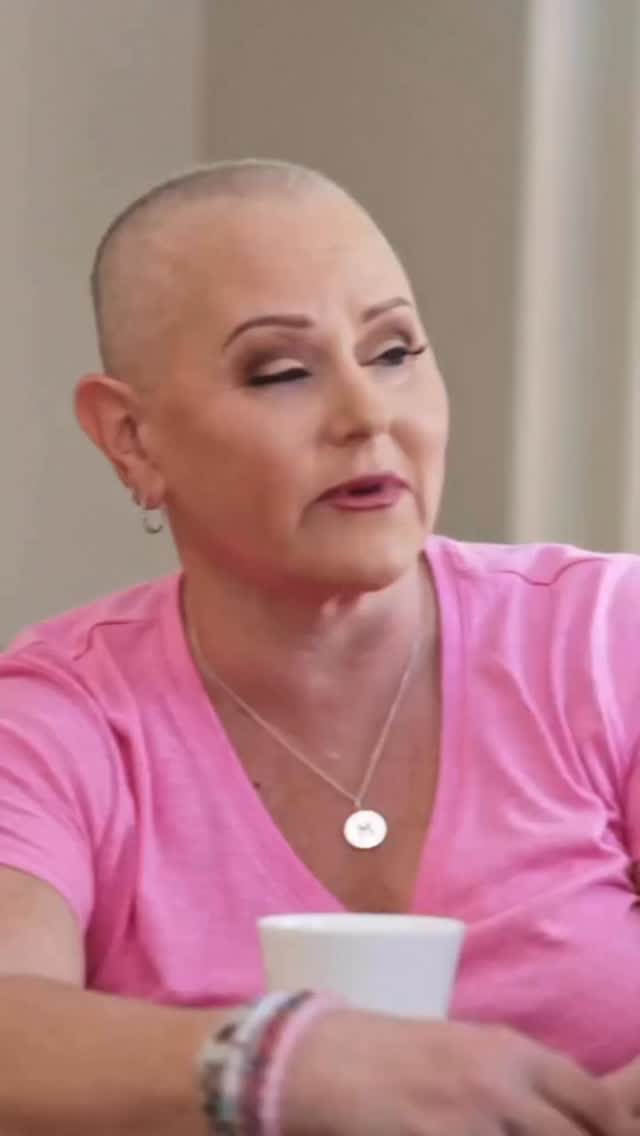 “Par moments, j’ai envie d’envoyer balader tout le monde.”
C’est une pensée que beaucoup de personnes touchées par un cancer peuvent avoir pendant la maladie.
Mais très peu osent le dire 🤐
👉🏻 Parce que tout autour pousse à être courageux, reconnaissant et positif face aux traitements et à la maladie.
🎥 Dans ce Reel, je parle d’un phénomène très fréquent en psycho-oncologie : la SATURATION ÉMOTIONNELLE et la FATIGUE SOCIALE pendant un cancer.
Quand on traverse la maladie, l’énergie psychique est déjà mobilisée par :
🩺 les traitements ;
📅 les rendez-vous médicaux ;
🧠 l’incertitude ;
⚠️ la peur de la rechute;
Dans cet état, chaque interaction devient un effort comme :
💬 Répondre aux messages
🫂 Rassurer l’entourage
🗣 Écouter les conseils
💭 Accueillir l’inquiétude des proches
Même les intentions bienveillantes peuvent devenir lourdes à porter. Non pas parce que les gens font mal, mais parce que le système psychique est déjà saturé.
Et à un moment, certaines personnes n’ont plus l’énergie de porter la maladie et les réactions des autres en même temps.
Alors oui, par moments, elles repoussent, elles s’éloignent, elles n’ont plus envie de parler.
Et non, cela ne fait pas d’elles des personnes ingrates.
🎥 Regardez le Reel jusqu’au bout. Je serais vraiment ravie d’échanger avec vous et de savoir si :
💬 vous aviez déjà ressenti ce moment où vous n’aviez plus l’énergie pour personne pendant la maladie ?
Ou, si vous êtes proche aidant :
💬 avez-vous déjà vu ce phénomène chez quelqu’un malade ?
Vos témoignages peuvent vraiment aider d’autres personnes à se sentir moins seules face à cette réalité. 🫶
#cancer #aprescancer #procheaidant #fatiguecancer #fatigue