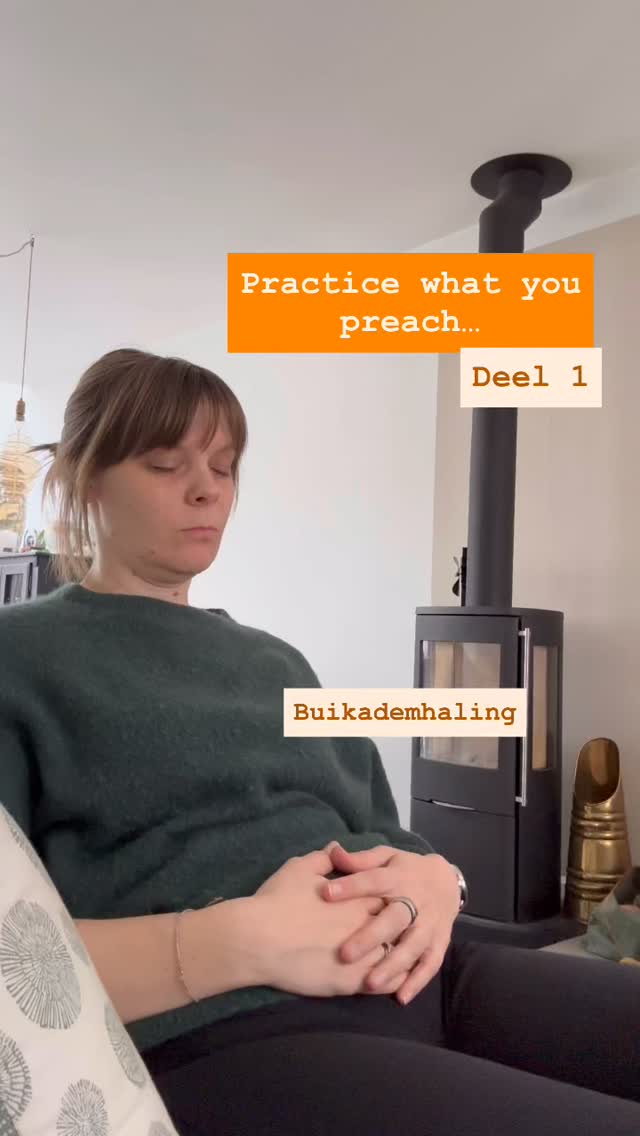 Practice what you preach - de kunst om zélf ook te doen wat je andere mensen adviseert 😌
Hoe kan het toch dat het zoveel makkelijker is om aan iemand anders (een vriendin, een klant, je zus) te vertellen dat ze echt meer mag ontspannen… en er vervolgens zelf steeds weer tegenaan te lopen dat je je eigen advies weleens zou mogen opvolgen 😉
Daarom begin ik nu met deze serie; zonder enig plan maar vanuit de intentie om liefst dagelijks zelf een momentje te nemen. Voor vertraging, een ademoefening, wat dan ook.
Doe je mee? ☺️
Vandaag als eerste: een paar minuten bewust naar je buik ademen. Om je rust-zenuwstelsel te activeren en zo wat meer te ontspannen. Makkelijker kan bijna niet dus let’s go! 😘
#practicewhatyoupreach #vertragen #ontspannen #zelfzorg