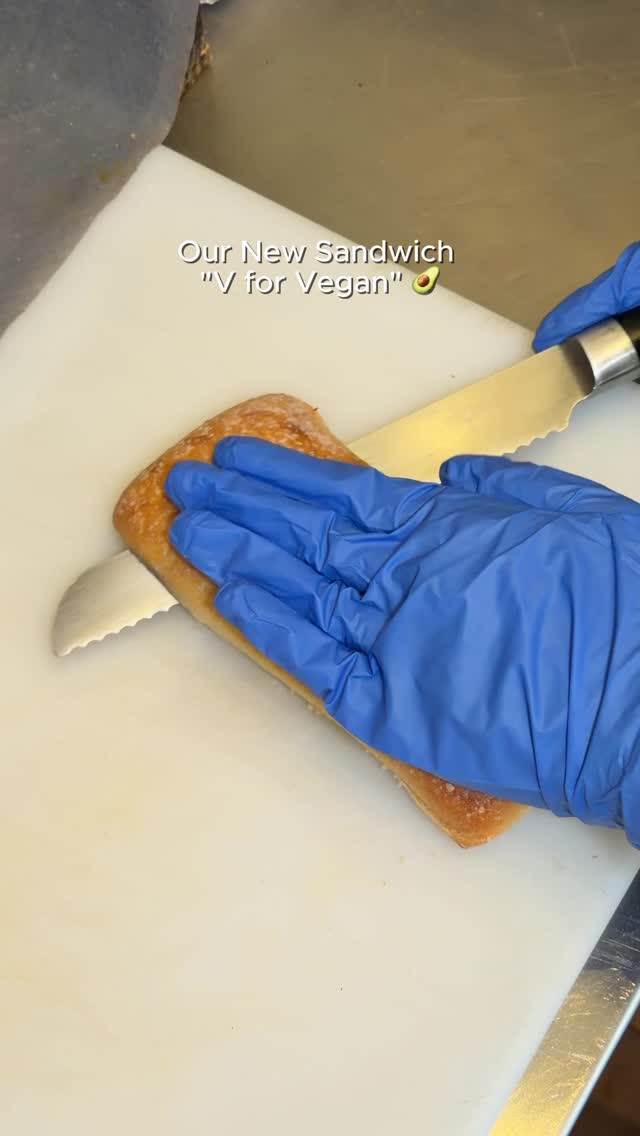 Vegans’ new favourite sandwich 🥑 “V for Vegan” 🥪
“Remember, remember, the 5th of November…” 😉
Chargrilled aubergines, fresh tomatoes, smashed avocado, sweet chilli sauce, and vegan mayo 😋
Choice of Ciabatta | Focaccia | Wrap
#chilibs #chillibhitchin #brunchinhitchin #newsandwiches