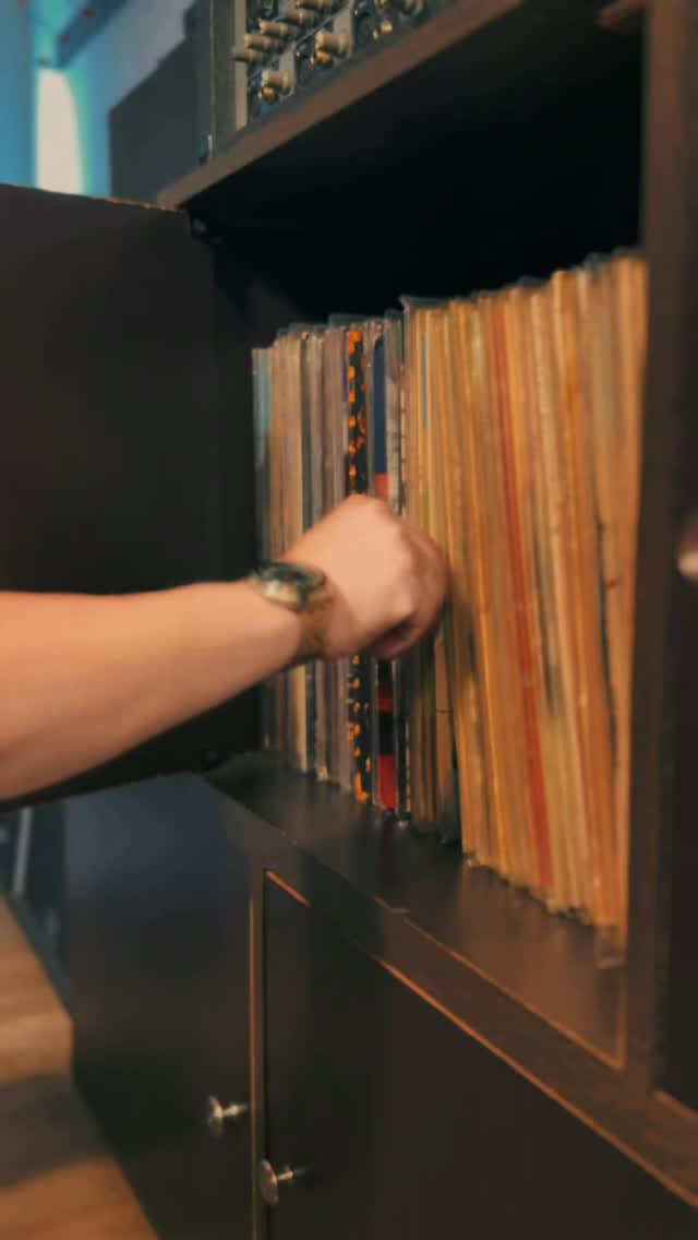 Hay discos… y hay piezas de historia.
Este Soda Stereo – Ruido Blanco en vinilo rojo no es cualquier edición…
es una joya que solo salió en Colombia en los 80s 🇨🇴
Mientras lo saco, lo pongo a girar… y Lola aquí, acompañando el ritual 🐶💿
porque escuchar vinilo no es solo oír música, es vivirla.
Y justo cuando vuelve la magia…
este sábado regresan los sonidos que marcaron una generación 🎤⚡
Soda nunca se fue… solo estaba esperando que volviéramos a poner la aguja.
✨ Edición rara | Vinilo rojo | Colombia
#SodaStereo #RuidoBlanco #Vinilo #VinylLovers #Coleccionistas ArtefactoStore RetroVibes NowSpinning Bogotá RockEnEspañol VinylCommunity SodaEterno