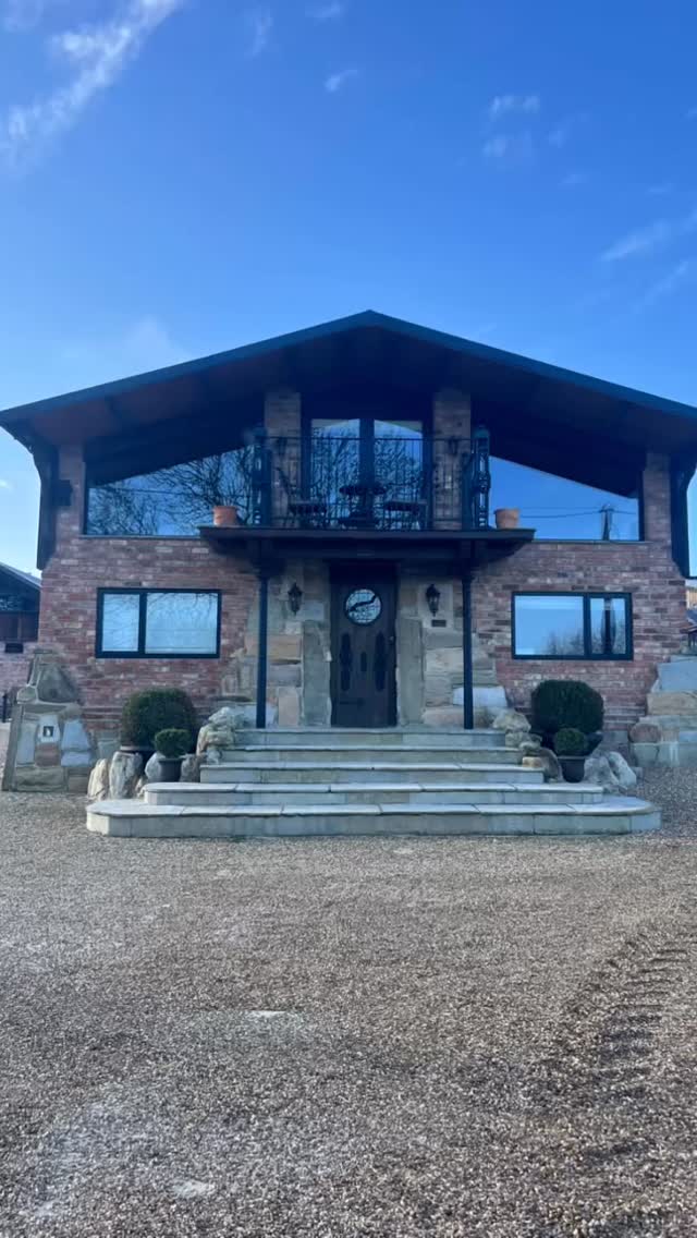 Congratulations Jodie & Cam
Blue skies, blossoms and birds singing
Their wedding was at the fabulous Willow Marsh farm. Jodie, her mum, dad and bridesmaids were getting ready in the Parlour with myself and @haleymarie_mua doing flawless make up
Beautiful spring flowers by @numbertwentyseven_
Dress from #wed2be
#bridalhairstylist #weddinghairinspo #leicesterweddinghair #weddinghairleicestershire northamptonweddinghair