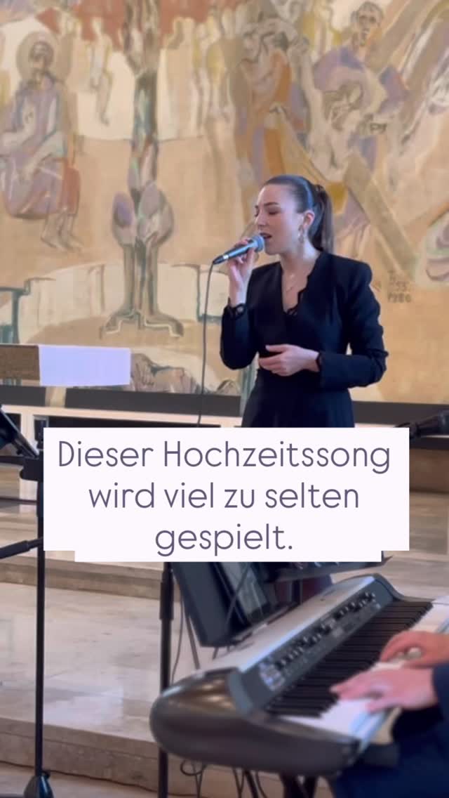 Dieser Song wird wirklich viel zu selten gespielt (Wie man an der Aufnahme merkt, die ist von 2024).
„Das Heiligste der Welt“ ist kein typischer Hochzeitssong – viele kennen ihn gar nicht oder haben ihn bei der Liedauswahl gar nicht auf dem Schirm. Und genau das finde ich eigentlich schade.
Denn der Text ist unglaublich stark. Sehr klar, sehr ehrlich und genau passend für diesen Moment.
Gerade bei Trauungen werden oft englische Songs gewählt – was natürlich total schön ist. Aber ein deutscher Song kann nochmal ganz anders berühren. Einfach, weil wir jedes Wort sofort verstehen und es dadurch oft noch direkter ankommt.
Vielleicht ist genau das auch eine kleine Inspiration für alle, die gerade ihre Trauung planen 💜
Speichert euch den Song gerne direkt ab für eure weitere Planung.
@marianneneumann_musik #hochzeitssong #songinspiration #hochzeitssängerinstuttgart