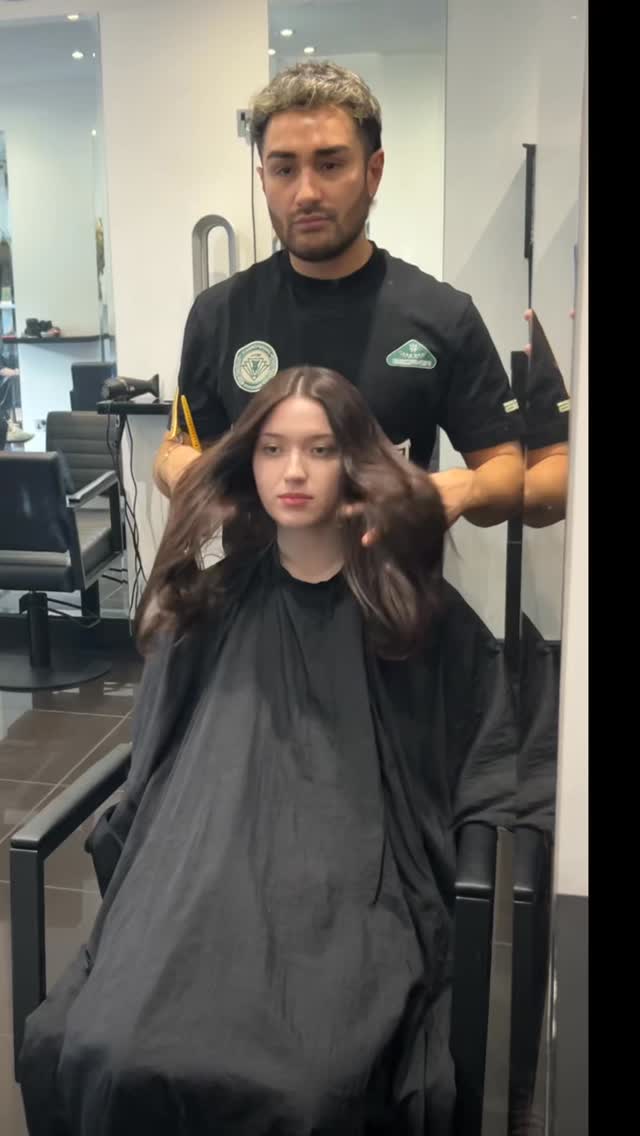 Full head colour to soften and neutralise unwanted warmth 🤎
We chose to go slightly deeper for a more even brunette - finished with our shine treatment for that smooth glass like finish that lasts up to 6 weeks ✨
#edinburghhair #edinburghhairdresser #edinburghsalon #brunettehair #haircolourist #glossyhair #glasshair