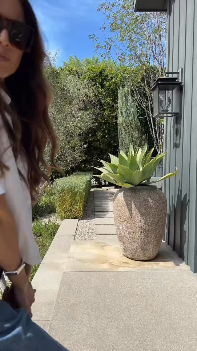 Off to an eye exam so I went to my Comfy everyday outfit , barrel jeans, crop blouse, boots, buckle and a badass purse. #comfyandchic #fashionstylistlife #westernchic #cowgirlchic #barreljeans
Outfit deets in my BIO➡️SHOPMY posts
@frame @uniqlousa @caballerobuckle @marcodellidesign