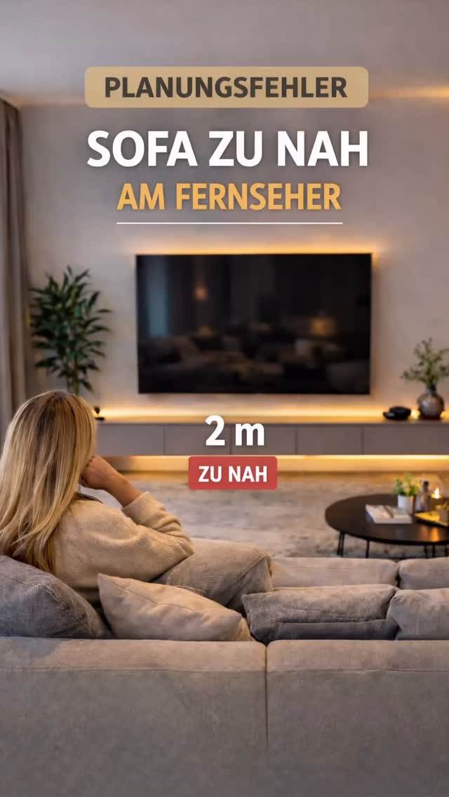 Viele planen ihr Wohnzimmer so – und merken den Fehler erst, wenn sie schon im Haus wohnen. 🏡
Ein zu kleiner Abstand zwischen Sofa und Fernseher sorgt für eine Unruhige, unausgewogene Raumwirkung, das Fernsehen schnell anstrengend für die Augen wird und zudem hat man noch ein schlechtes seherleblnis.
📐 Beispiel:
Bei einem 75-Zoll Fernseher sollte der Abstand etwa 3 m betragen.
Solche Details erkennt man im Grundriss oft nicht sofort – genau deshalb prüfe ich Grundrisse professionell, bevor gebaut wird.
✨ Ich analysiere:
• Laufwege
• Möbelabstände
• Raumwirkung
• typische Planungsfehler
Damit dein Zuhause später wirklich funktioniert.
📩 Schreib mir „Grundriss“ per DM, wenn ich deinen Plan prüfen soll.