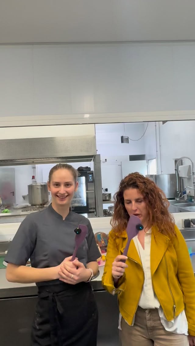 Nos hemos lanzado a hacer reel apareciendo por aquí para explicaros las monas 2026!
Podéis escoger vuestro chocolate preferido: con leche, blanco o negro así como el tamaño (S,M o L).
Todo es artesanal, 100% chocolate y 100% personalizado con la temática que queráis.
Tamaño S: 45€
Tamaño M: 59€
Tamaño L: 75€
Para encargos podéis escribirnos por aquí, email o venir a vernos!
Os esperamos! 🐣
#pastisseriasitges #sitgespastisseria #pasteleriasitges #monasdechocolate #monasdepascua