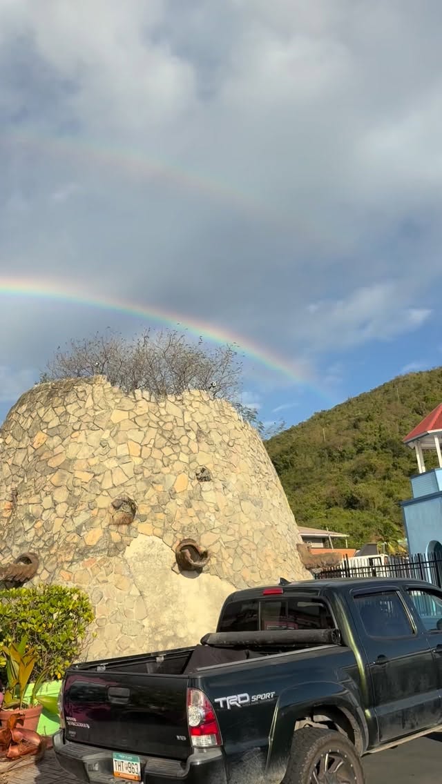 Happy Saint Patty's day! Still time to get over here to R Bar!!! live music, green drinks and a parade! Oh yeah and don't forget the rainbow… 