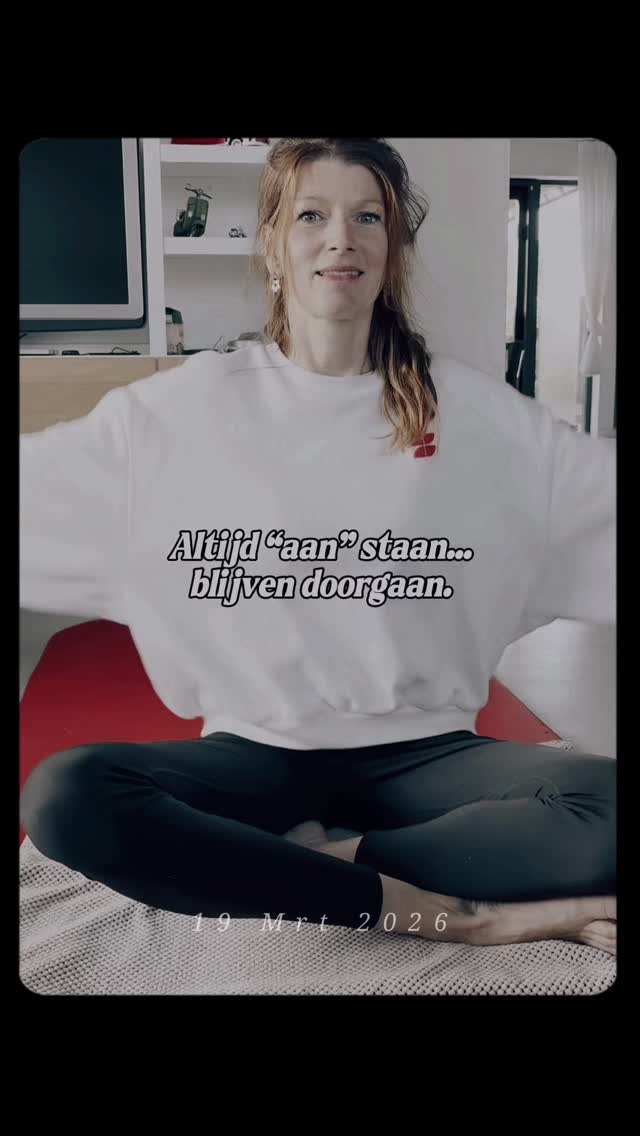 Soms zit de grootste verandering niet in méér doen…
maar juist in vertragen. Je lichaam kan pas herstellen, als het zich veilig voelt.
En dat is precies waar zoveel vrouwen vastlopen.
Altijd “aan” staan. Blijven doorgaan.
Maar ondertussen raakt je lichaam steeds verder uit balans.
Misschien herken je het wel…
Je doet alles ‘goed’, maar:
– je blijft moe
– je hebt last van cravings
– je komt aan of valt niet af
– je voelt je onrustig in je lichaam
En dat is niet jouw schuld.
Je lichaam mist simpelweg de juiste aanpak.
In mijn Happy Hormones programma werken we in 3 maanden aan:
Van hormonale klachten → naar een fit en energiek lijf
Zonder strijd.
Zonder extreme diëten.
Maar afgestemd op jouw lichaam.
We starten met inzicht:
– een hormoonspeekseltest
– 2 weken glucosemeting
Zodat jij precies weet wat jouw lichaam nodig heeft.
Van daaruit maken we samen jouw persoonlijke plan. 🤍
Je krijgt:
– een 1:1 kickstartplan afgestemd op jouw lichaam
– 7 modules (voeding, darmen, stress, slaap, hormonen, perimenopauze)
– live Q&A’s + persoonlijke check-ins
– jouw eigen hormoonbalans menu met makkelijke recepten
– 1 jaar toegang zodat je alles in je eigen tempo kunt doen
En het belangrijkste…
Je leert hoe je:
– je bloedsuiker stabiliseert
– je darmen versterkt
– stress écht reguleert
– je slaap verbetert
– je hormonen weer laat samenwerken
Het Resultaat:
– meer energie (de hele dag)
– minder buikvet & een fitter lichaam
– een rustig en stabiel gevoel in jezelf
Voel je dat dit jouw moment is?
Stuur me START en ik plan iets met je in. #happyhormones #perimenopauze #hormoonbalans #orthomoleculair