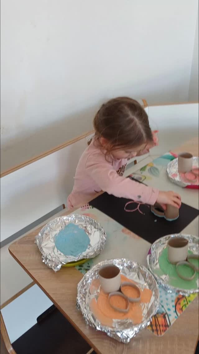 Paashaasjes maken 🐰🎨 #knutselenvoorpasen🐣 #creatieveontwikkeling #stempelen