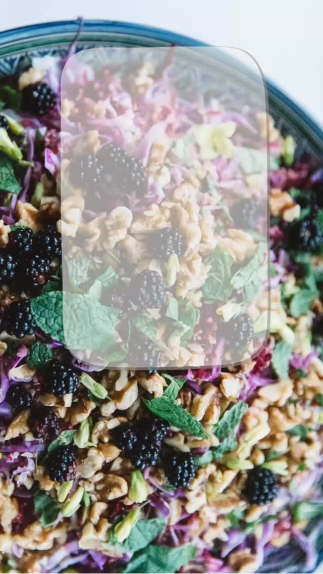 Måske er du nysgerrig på, hvordan du kan lave mad, der gør noget godt for kroppen.
Måske mangler du inspiration til hverdagen og har brug for nye, enkle idéer.
Eller måske står du et sted, hvor du har fået at vide, at antiinflammatorisk kost kan støtte dig – og har brug for at forstå hvordan.
Uanset hvor du er, er du velkommen.
På workshoppen deler jeg viden om, hvordan maden påvirker kroppen, din energi og din fordøjelse – og du får konkrete måder at omsætte det til din egen hverdag. Vi laver sammen et vidunderligt antiinflammatorisk måltid, som vi nyder i fællesskab.
Det handler ikke om at gøre det perfekt.
Men om at finde det, der giver mening for dig.
Se datoerne i videoen – jeg håber, vi ses på Tuse Næs.
Skriv til mig eller følg link i bio for tilmelding.