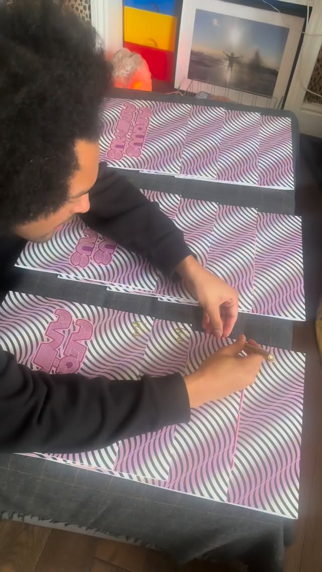 turns out trying to get a bunch of vinyl signed, packed safely and posted around the globe is actually QUITE the undertaking 🥵
if ur waiting for ur order, they’ll be on their way soon! and if you’ve been waiting TO order, please consider this a humble request to help us get our living room back 😂
link in our bio 🔮